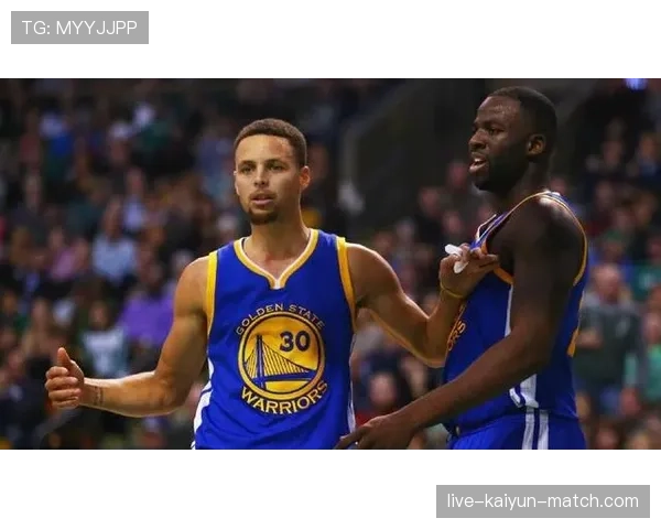 威金斯转为无球跑位为库里拉开空间效率回升