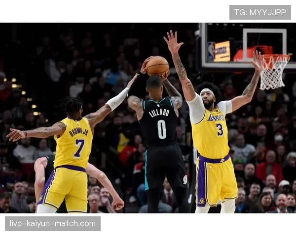 利拉德挡拆拉开空间提升效率，关键回合投篮更犀利