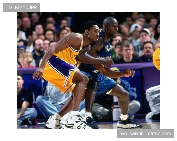 科比无球跑动主导关键回合，改变湖人进攻结构