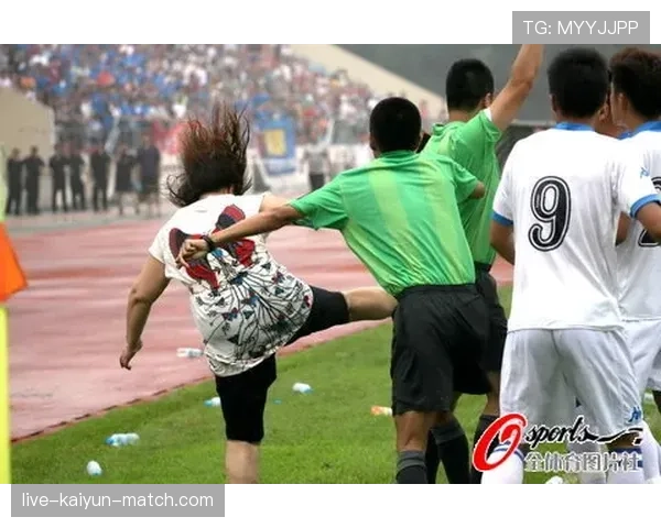 足球规则中“未经许可入场”有哪些判罚细节和裁判标准解析？